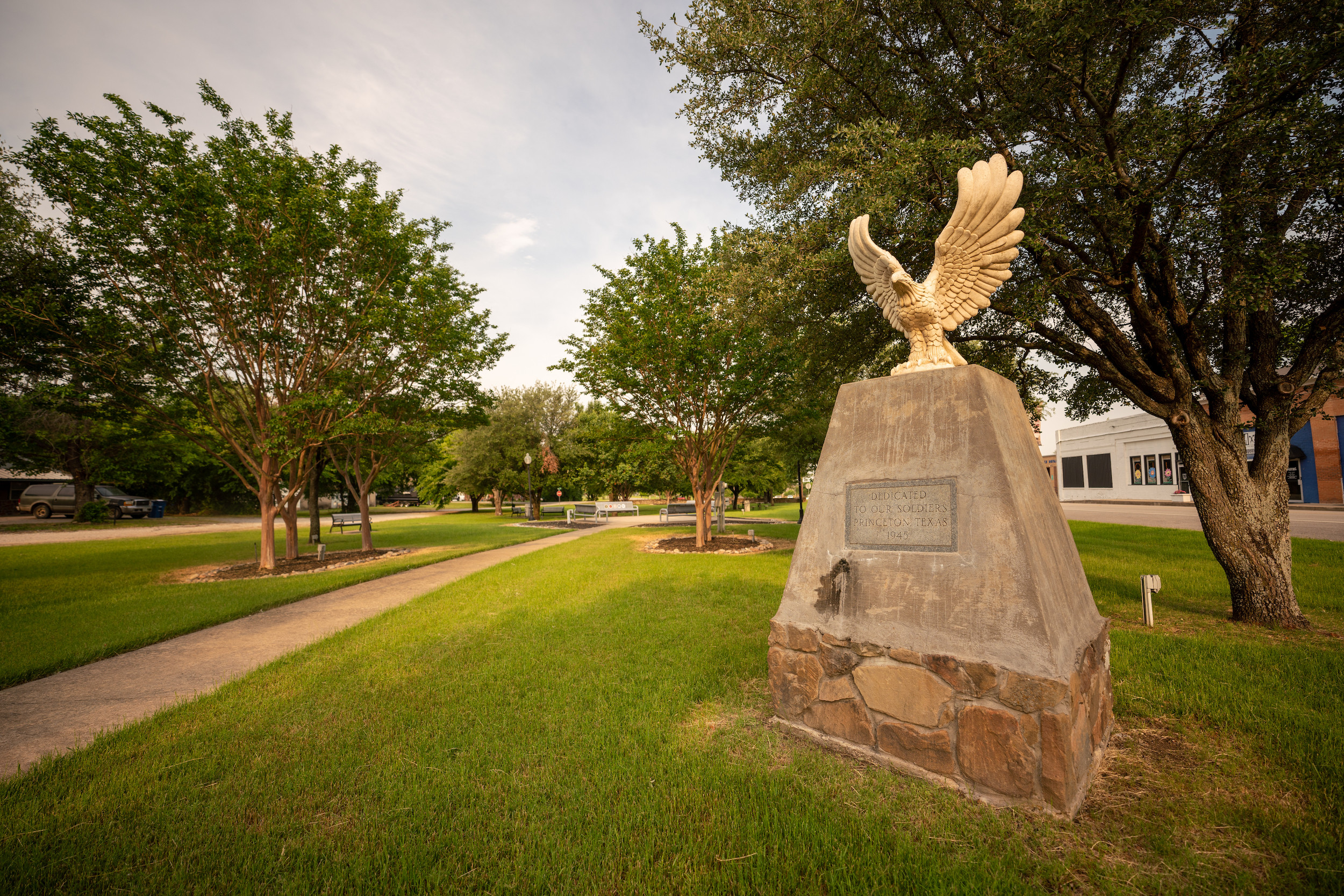 Memorial statue at veterans park